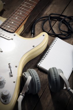 Kulaklıklı elektro gitar.