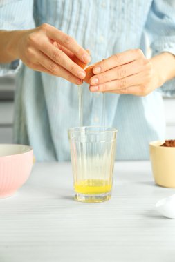 kadın bir yumurta kırma