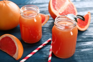 Greyfurt suyu şişeleri ve taze meyve