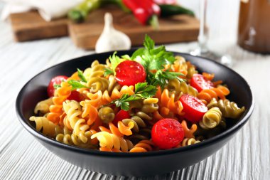 Siyah kase lezzetli makarna yemek