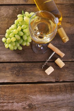 Şarap kadehi ve üzüm. 
