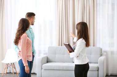 Emlakçı ile mutlu aile