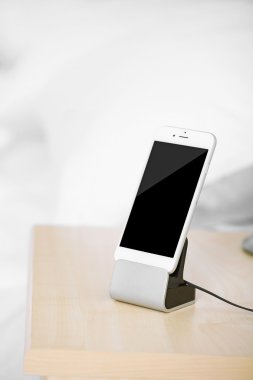 Komodinin üzerinde akıllı telefon