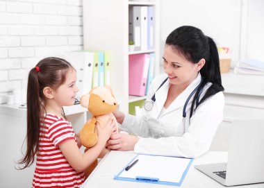Çocuk ile oynarken doktor 