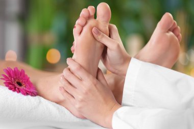 Güzel genç kadın bacak masajı güzellik Spa ile rahatlatıcı