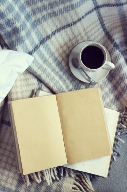 Açık kitap, ekose ve kahve