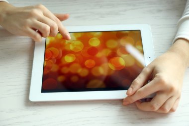 dijital tablet kullanan kadın 