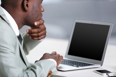 dizüstü bilgisayar ile yakışıklı işadamı