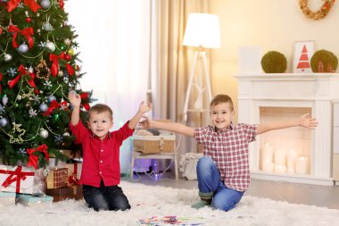 sevimli küçük mutlu kardeşler 