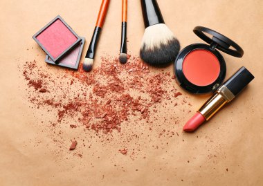 Renkli arka planda dekoratif kozmetik seti