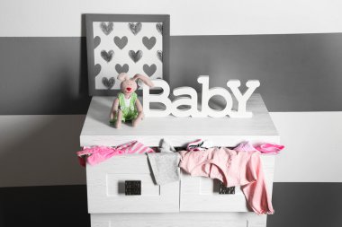 ahşap göğüs çekmece giysilerle