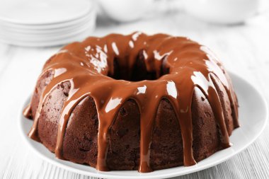 Yuvarlak pasta tabak portre üzerinde