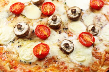 Lezzetli pizza mantar ile dekore edilmiş kapatmak