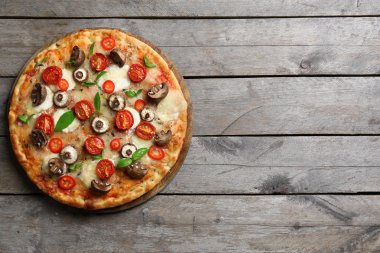 Lezzetli taze pizza mantar ve ahşap arka plan domates ile dekore edilmiş, yakın çekim