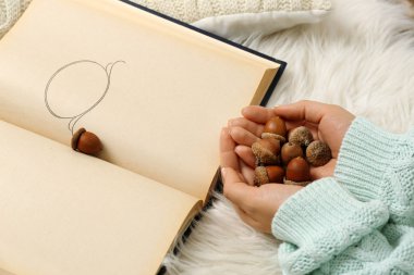 Kadın holding meşe palamutları 