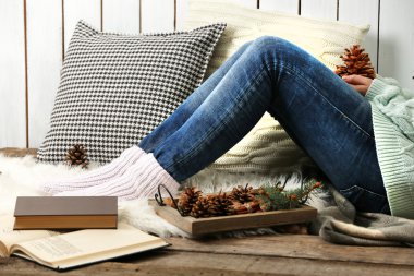 Çam kozalağı tutan kadın 