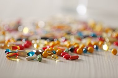 Renkli tablet yığını