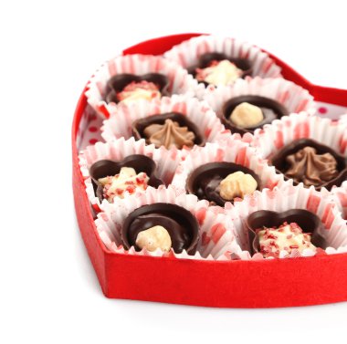 Kalp şeklinde kutu ile şekerler, yakın çekim