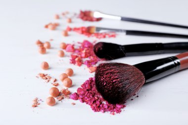 Makyaj araçları ile toz Beyaz arka planda, yakın çekim