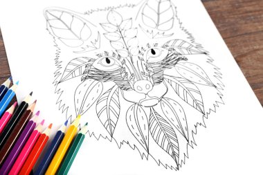 Fox ve renkli kalemler masada çizim doodle