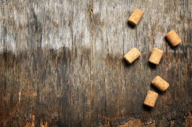 Ahşap üzerinde şarap mantarlar