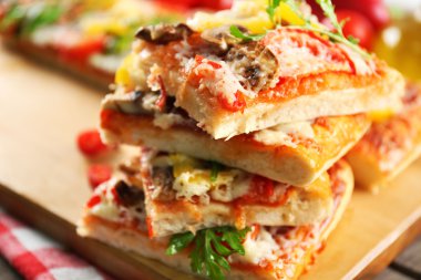 Dilim lezzetli pizza masada, yakın çekim