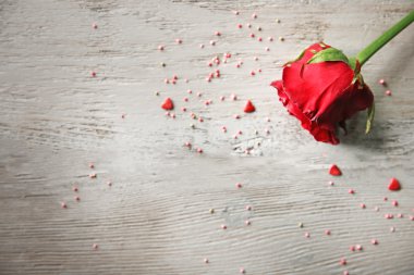 Küçük kalpler ile güzel gül