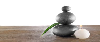 Spa natürmort çakıl ve beyaz arka plan üzerinde mum ile