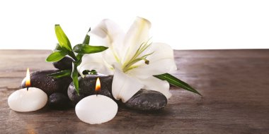 Spa natürmort güzel çiçek ve mum ışığı üzerinde ahşap masa, closeup ile