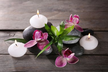 Spa natürmort güzel çiçek ve mum ışığı ahşap arka plan üzerinde