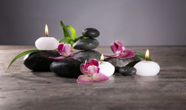 Spa natürmort güzel çiçek ve mum ışığı ahşap masa portre üzerinde