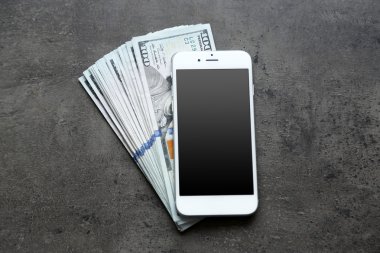 Akıllı telefon Doları Lirası üstünde gri arka plan ile. Online para yapma