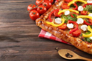 Ahşap arka plan üzerinde taze ev yapımı pizza