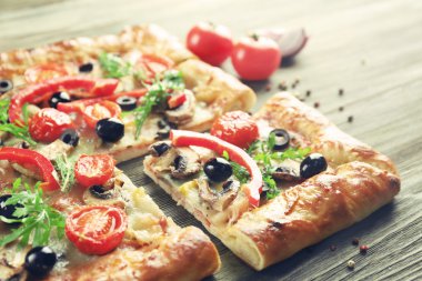 Ahşap masa portre üzerinde taze ev yapımı pizza