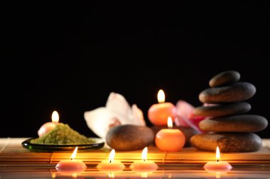 Spa natürmort taşlar, mumlar ve su çiçeği.