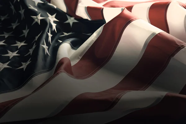 El sallayan Amerikan bayrağı — Stok fotoğraf
