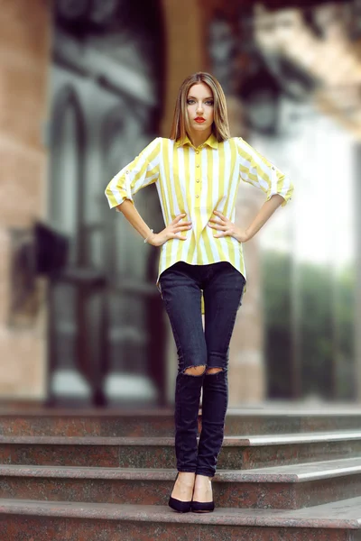 Hermosa chica posando en la calle ciudad —  Fotos de Stock