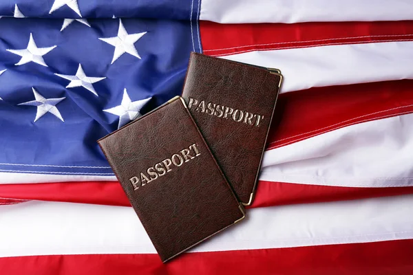 Passaportes na bandeira americana — Fotografia de Stock