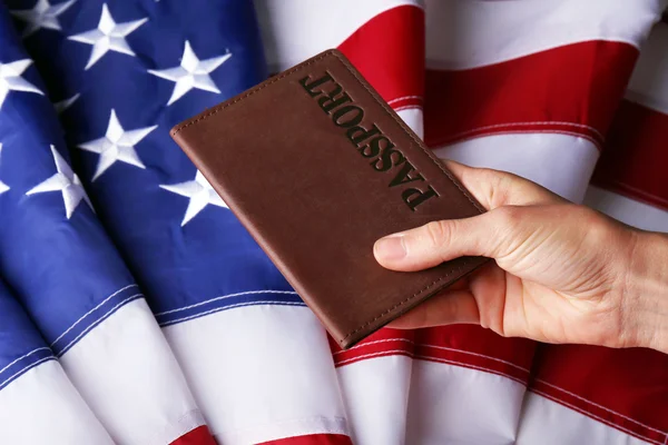 Mano sosteniendo pasaporte americano — Foto de Stock