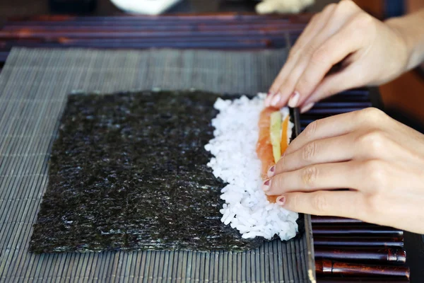 Proceso de elaboración de sushi — Foto de Stock