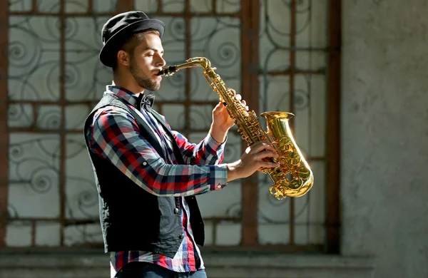 Anak muda dengan saksofon — Stok Foto