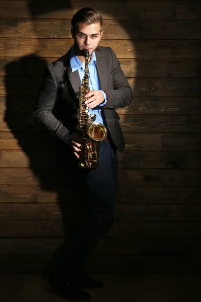 Elegante saxofonista toca jazz — Fotografia de Stock