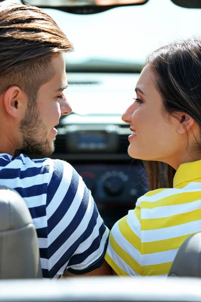 Casal em carro cabriolet — Fotografia de Stock