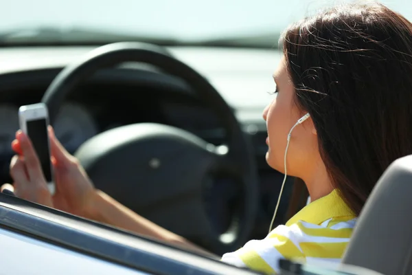 Mujer joven en coche — Foto de Stock