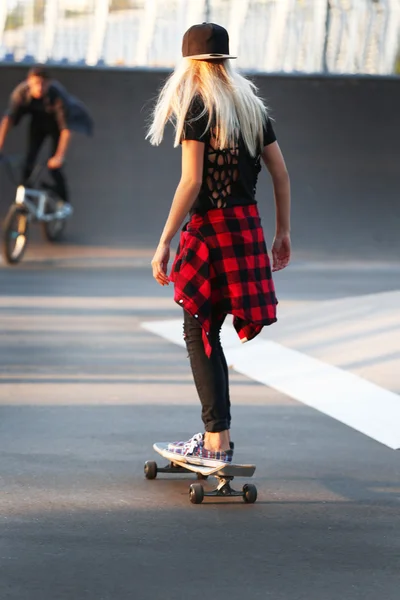 Jonge vrouw met schaatsen board — Stockfoto