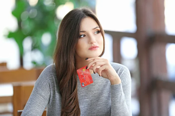 Mujer joven tratando de utilizar la tarjeta bancaria — Foto de Stock