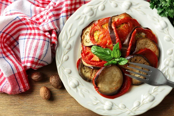 Ratatouille sobre plato, sobre fondo de mesa — Foto de Stock