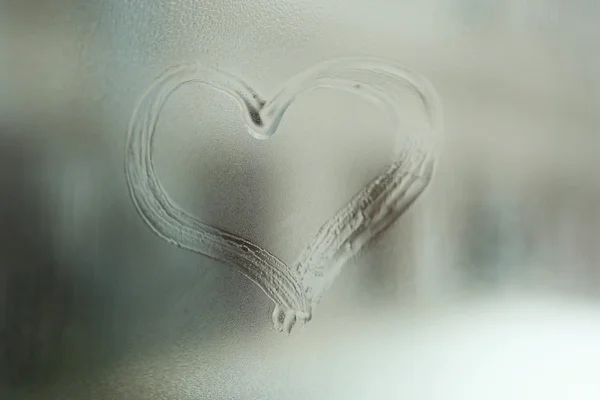 Corazón dibujado en la ventana de cristal empañado —  Fotos de Stock