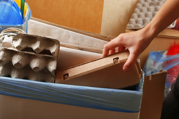 Frau beim Mülltrennen, Nahaufnahme — Stockfoto