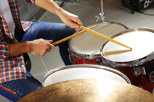 太鼓を演奏する音楽家 — ストック写真